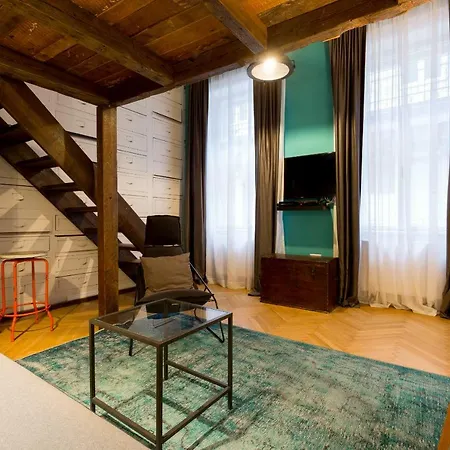 Deluxe Twin Studio In Kazinczy Street *